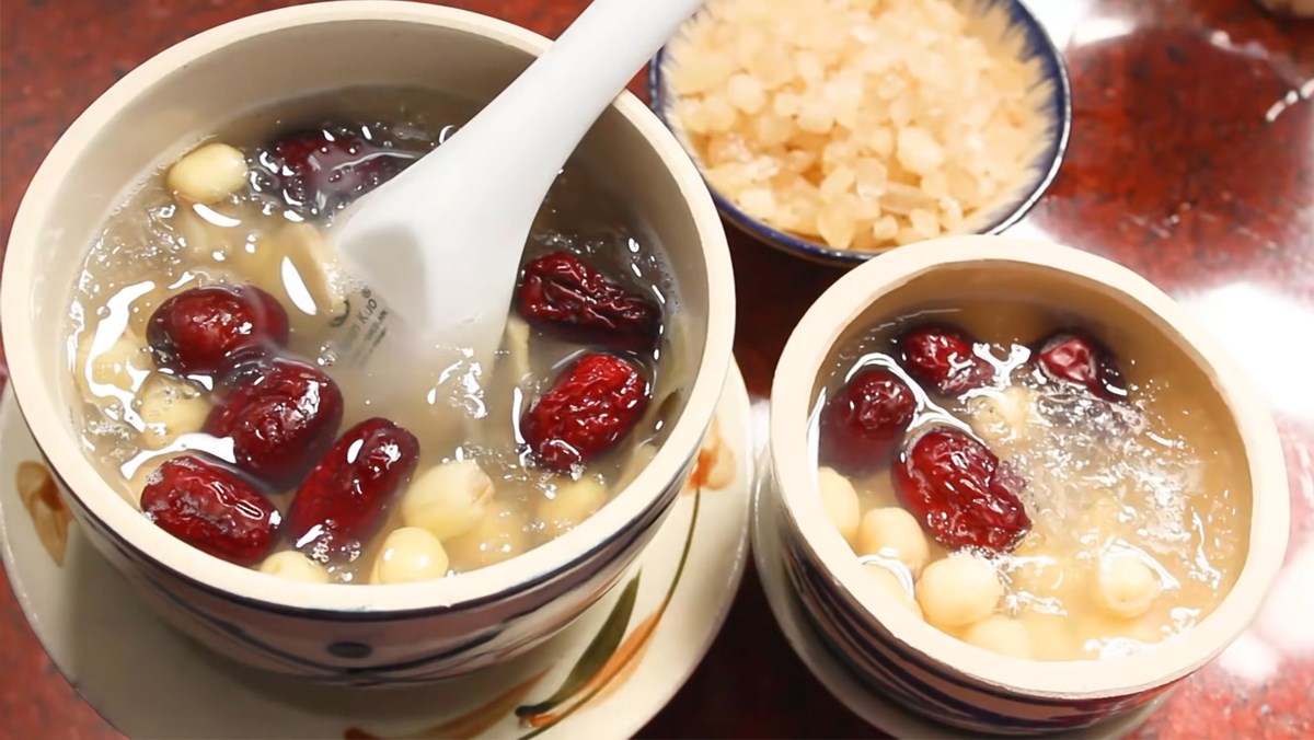 Yến chưng hạt sen